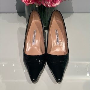 Manolo Blahnik Black Patent Leather 2.5” Heels in Excellent Condition!!